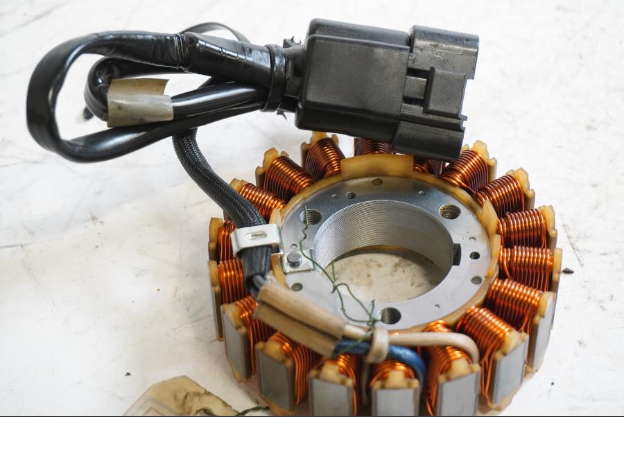 Framsidan på Generator från en Yamaha MT-01 -2009 motorcykel.