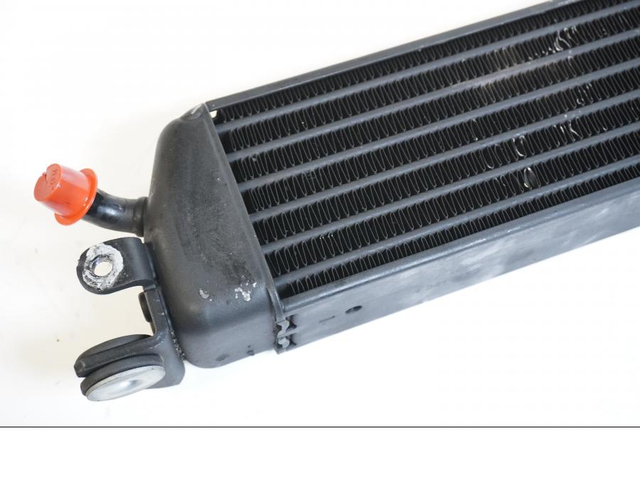 Vänster sida på Oljekyl från en BMW R 1100 RT -2000 motorcykel.