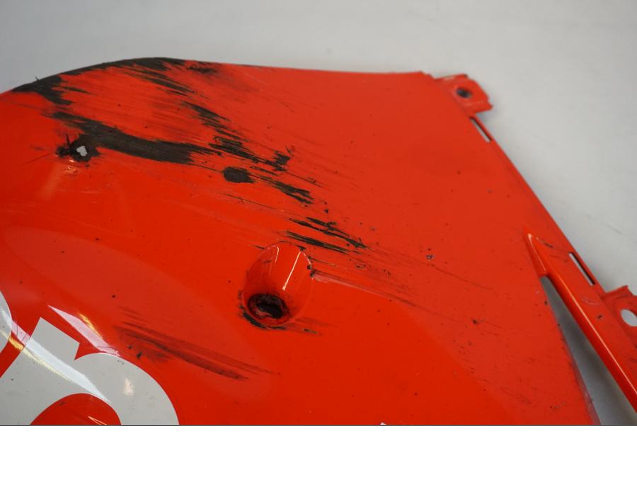 Extrabild1 på <p>Magkåpa höger från Aprilia RSV 1000 R Factory 2008.</p>

<p>Skrapmärken, ett mindre hål, mindre spricka, repor och</p>

<p>lacksläpp se bilder.</p> motorcykel.