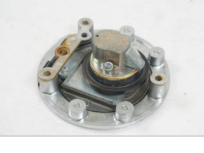 Snett nerifrån på <p>Låssats från Yamaha FJ 1200 1986.</p>

<p>Tändningslås. Tanklock, 1st nyckel.</p>

<p>Repor och slitage av lack på tändningslåset samt att gummiskyddet för vajrarna har ett mindre hål se bilder.</p> motorcykel.