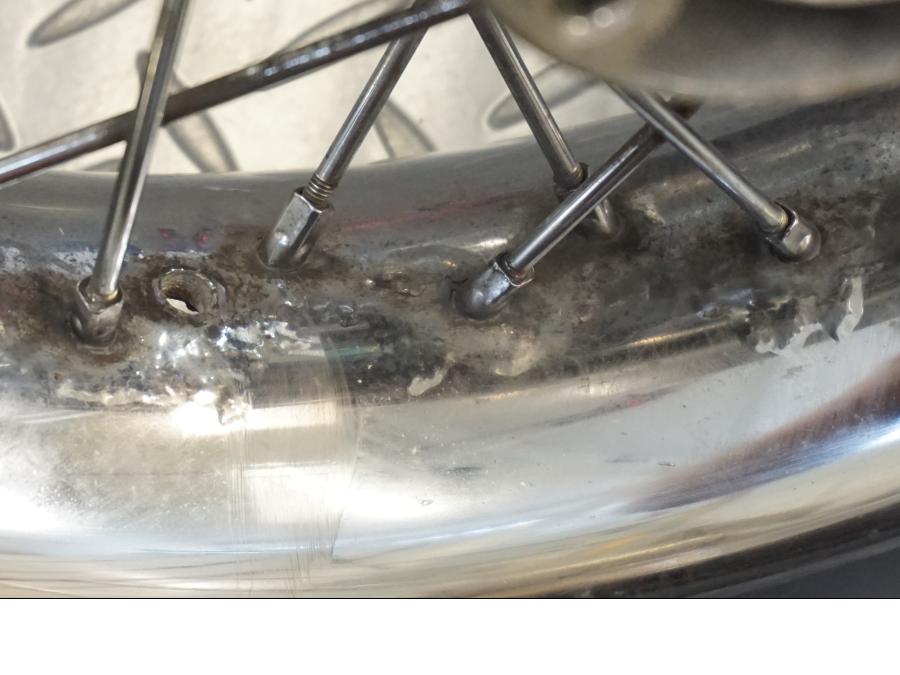 Snett uppifrån på Fälg från en H-D Touring Road King Classic FLHRCI -2008 motorcykel.