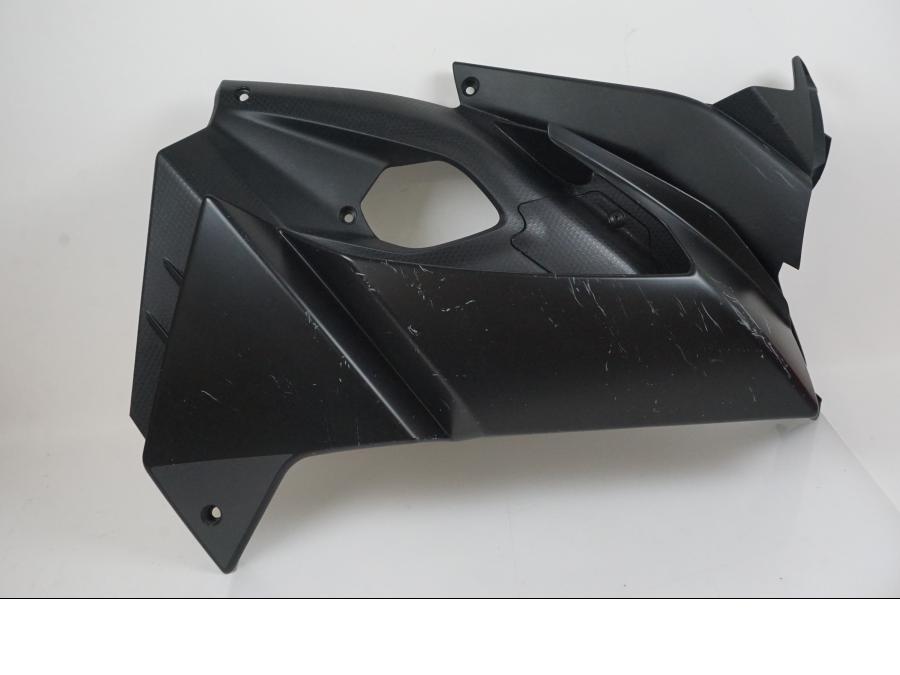 Framsidan på Sidkåpa från en Aprilia RS 660 -2022 motorcykel.