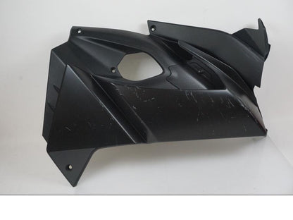 Framsidan på Sidkåpa från en Aprilia RS 660 -2022 motorcykel.