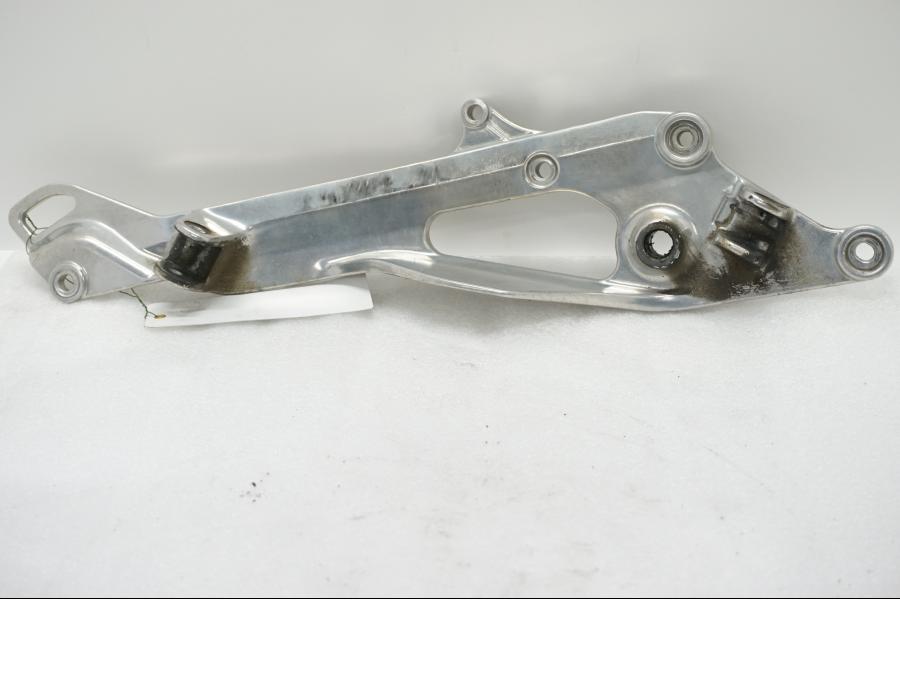 Framsidan på Fotpinnefäste från en Yamaha TDM 900 -2002 motorcykel.