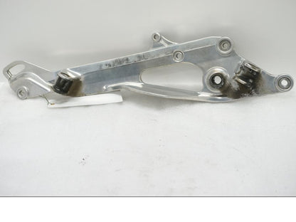 Framsidan på Fotpinnefäste från en Yamaha TDM 900 -2002 motorcykel.