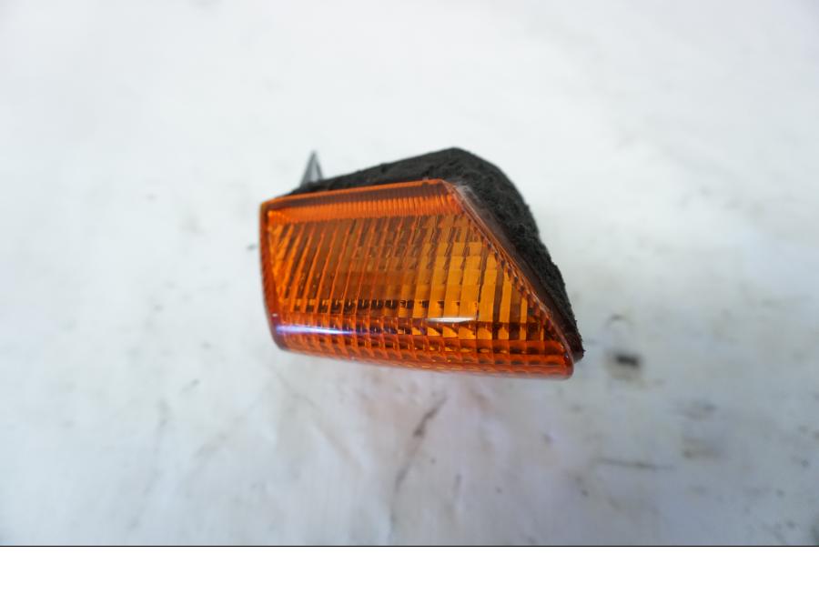 Framsidan på <p>Blinkers höger fram från Honda VFR 750 F 1994.</p>

<p>Repor på glaset samt litet jack. Okej skick.</p> motorcykel.