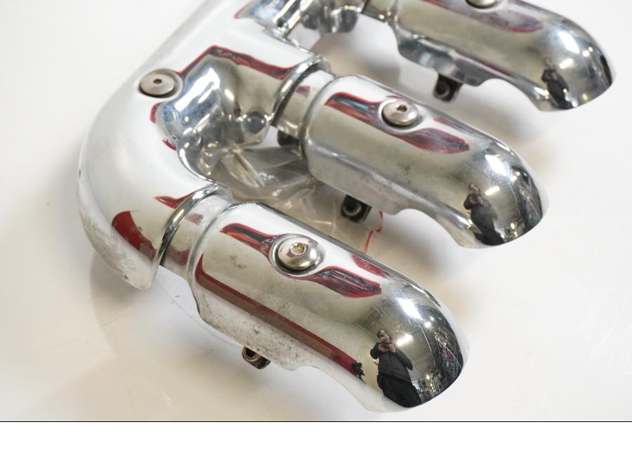 Baksidan på Värmeskydd från en Triumph Rocket III -2011 motorcykel.