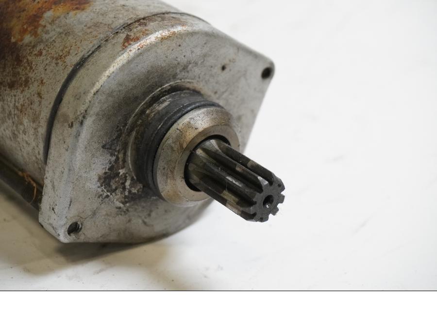 Framsidan på Startmotor från en Yamaha XV 400 -1983 motorcykel.