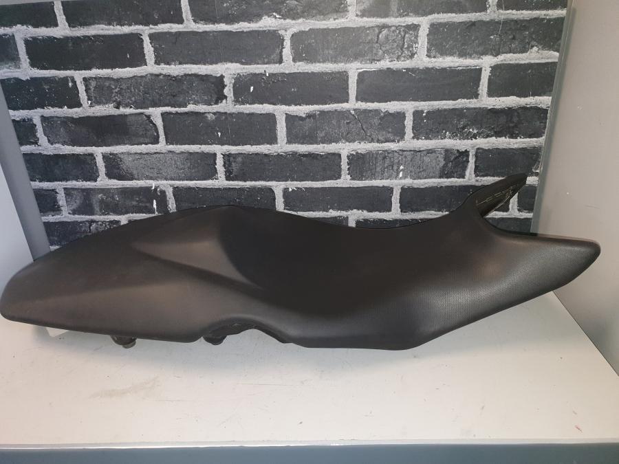 Snett uppifrån på Sadel från en BMW F 800 S -2010 motorcykel.