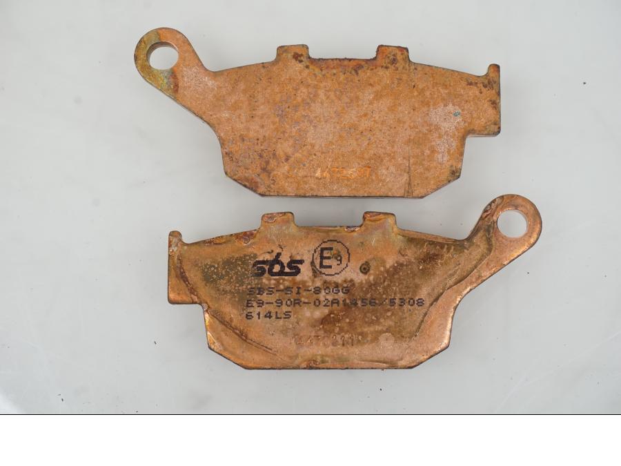 Snett nerifrån på Bromsbelägg från en Universal Universal -1997 motorcykel.