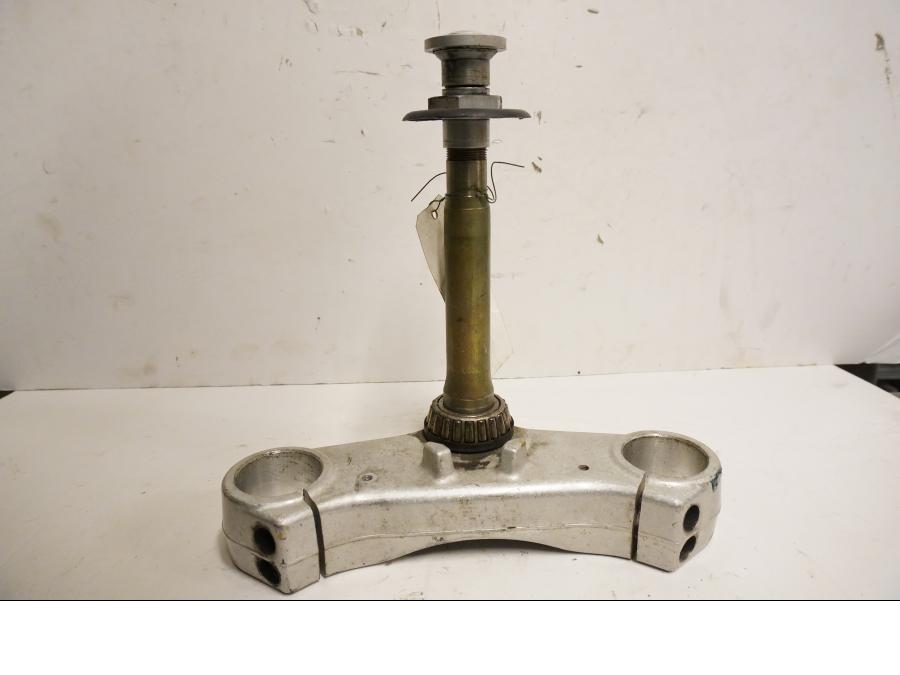 Framsidan på Gaffelkrona från en Triumph Speed Triple -2002 motorcykel.