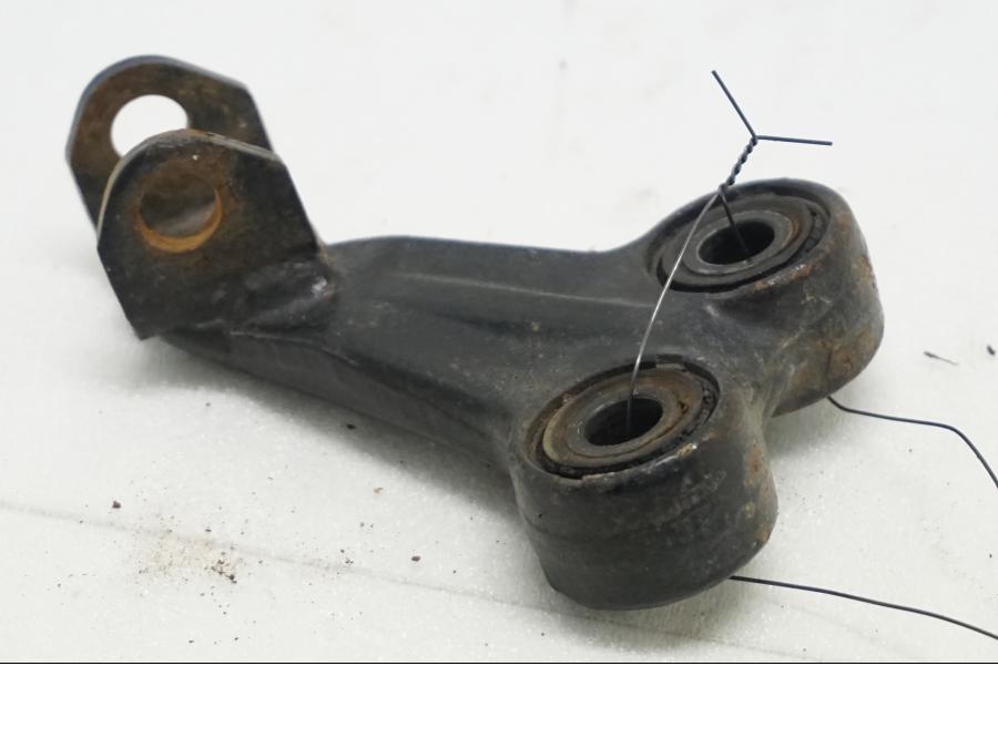 Framsidan på Fotpinnefäste från en Suzuki DR 650 -1996 motorcykel.