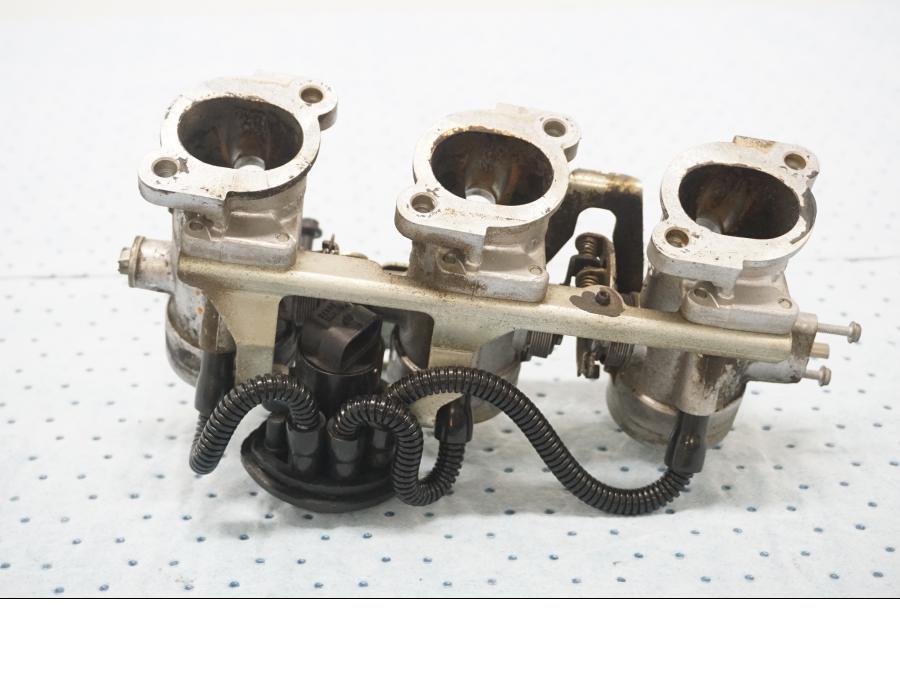 Höger sida på Spjällhus från en Triumph Tiger -2001 motorcykel.