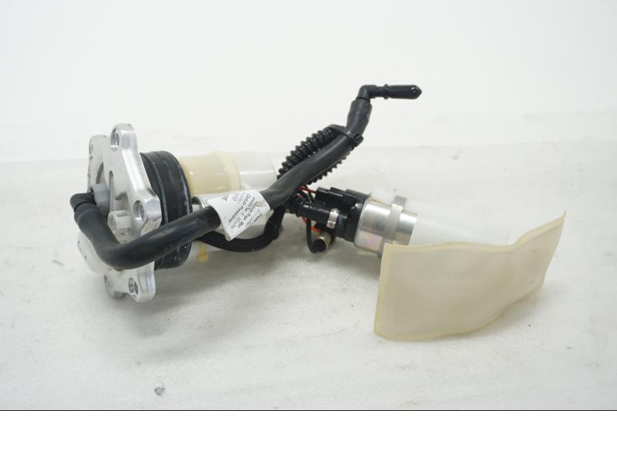 Framsidan på Bensinpump insprut från en MV Agusta Brutale 800 -2014 motorcykel.