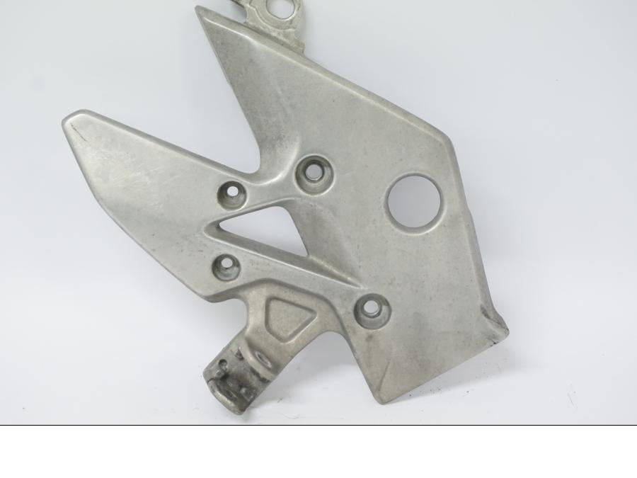 Framsidan på Fotpinnefäste från en Honda CB 500 X -2015 motorcykel.