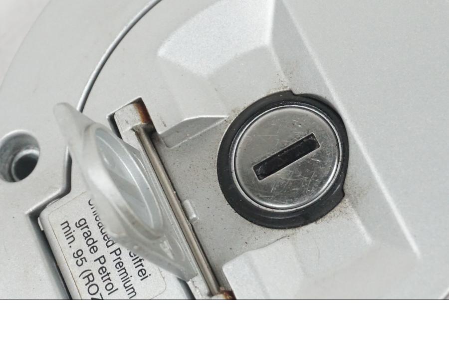 Extrabild1 på <p>Låssats från BMW R 1200 RT 2011.</p>

<p>2st nycklar och 1st plastnyckel, tändningslås, förvaringfackslås, sadellås och tanklock.</p> motorcykel.