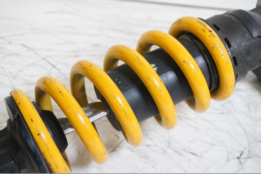 Baksidan på Stötdämpare från en Honda CBR 900 RR -2002 motorcykel.