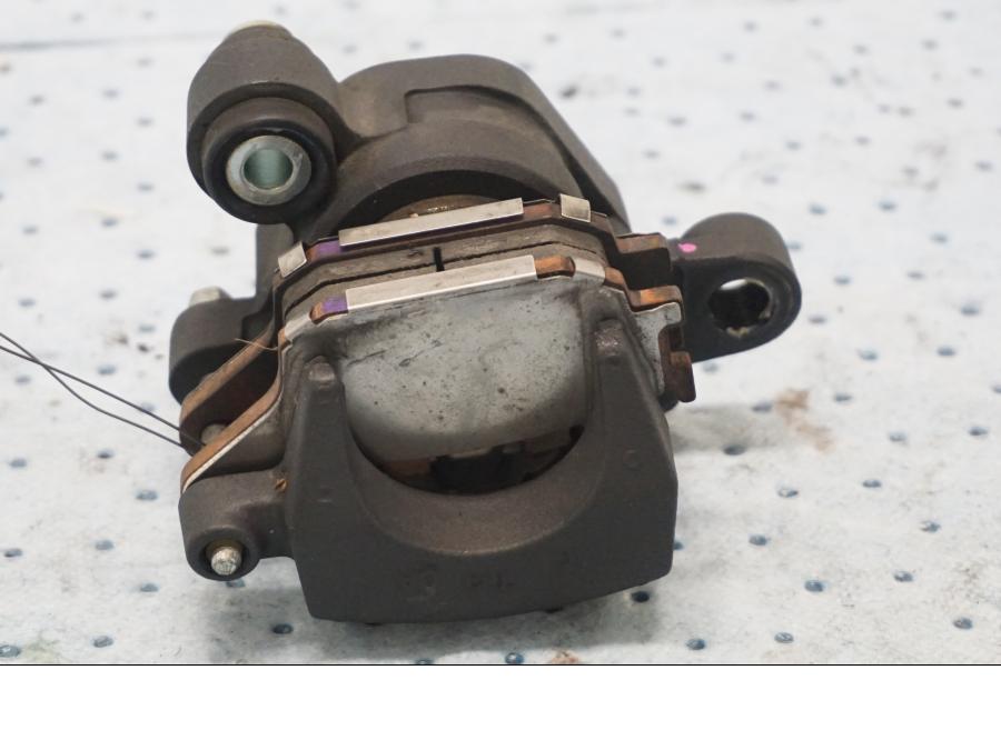 Baksidan på Bromsok från en Kawasaki Z 650 ABS -2020 motorcykel.