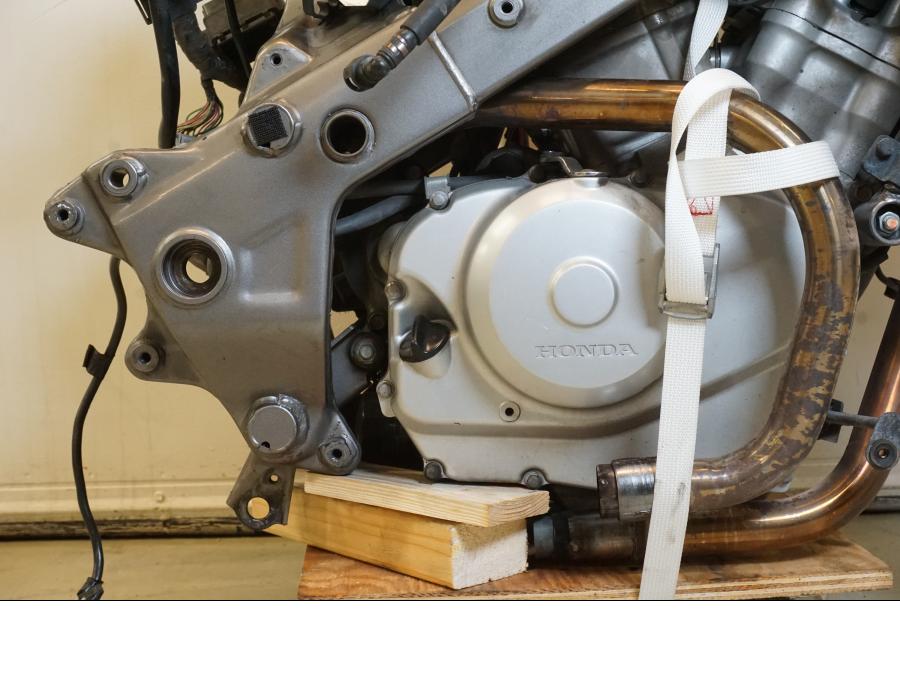 Baksidan på Motorpaket från en Honda NT 700 -2008 motorcykel.