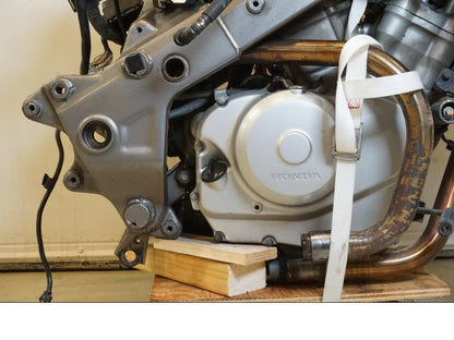 Baksidan på Motorpaket från en Honda NT 700 -2008 motorcykel.