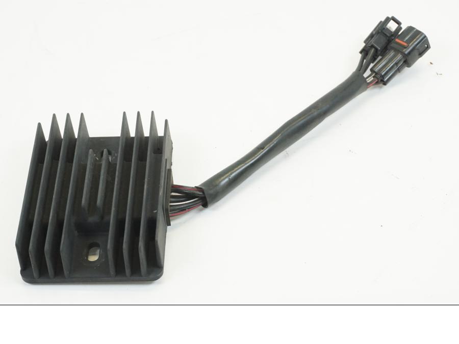 Vänster sida på Likriktare från en Suzuki GSX-R 1000 -2009 motorcykel.