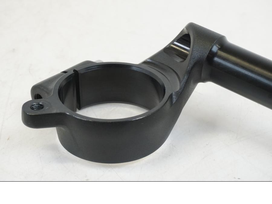 Baksidan på Styre från en Triumph Speed Triple -2021 motorcykel.