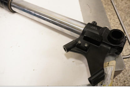 Snett nerifrån på Gaffelben från en KTM 690 SMC -2009 motorcykel.