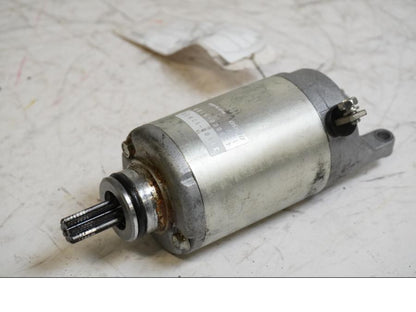 Framsidan på Startmotor från en Suzuki GSF 650 -2011 motorcykel.