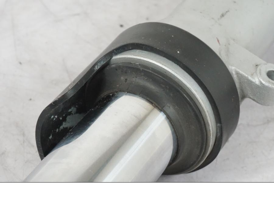 Snett nerifrån på Gaffelben från en Honda NT 650 V -2002 motorcykel.