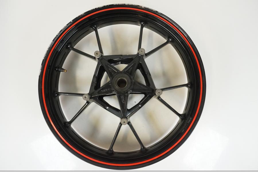 Snett uppifrån på Fälg från en BMW S 1000 R -2019 motorcykel.