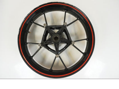 Snett uppifrån på Fälg från en BMW S 1000 R -2019 motorcykel.