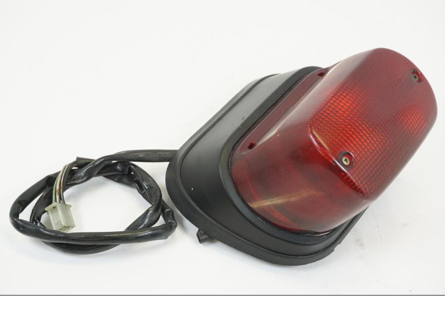 Vänster sida på Baklampa från en Suzuki VL 1500 -1999 motorcykel.