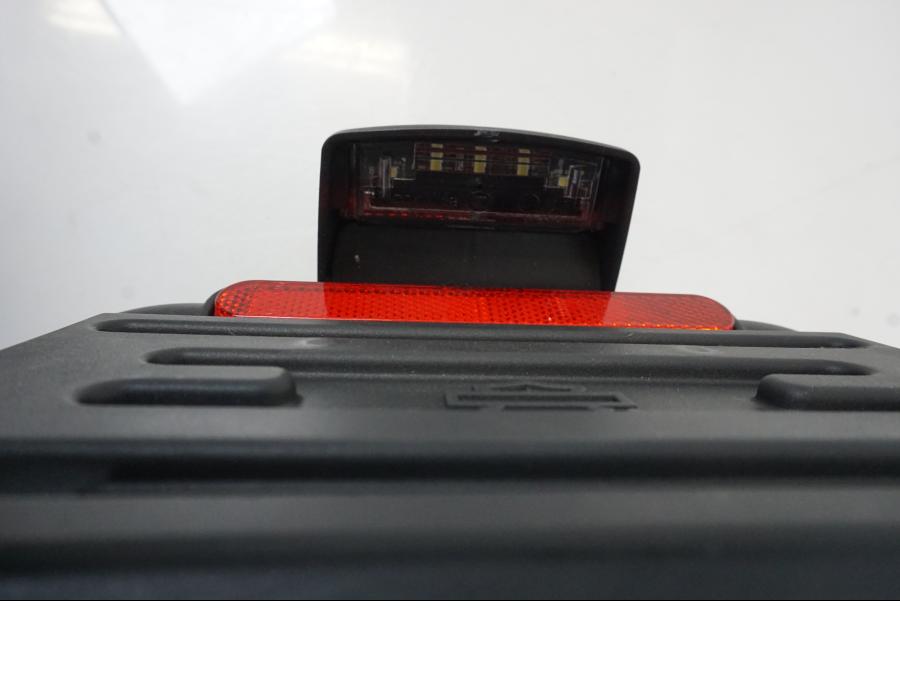 Snett nerifrån på Skylthållare från en H-D FAT BOB fxfb -2018 motorcykel.