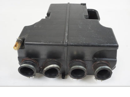 Vänster sida på Luftburk från en Yamaha XJR 1300 -2007 motorcykel.