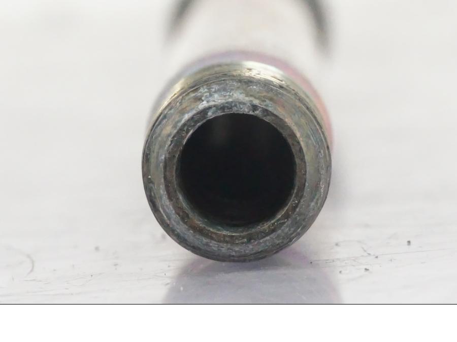 Vänster sida på Axel från en Yamaha MT-09 -2016 motorcykel.