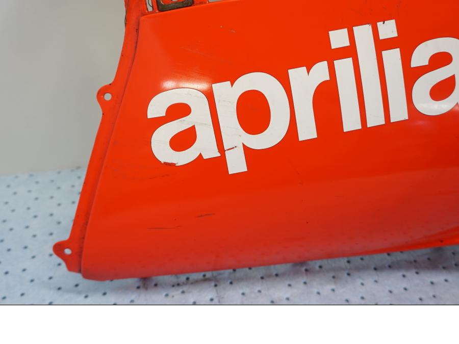 Vänster sida på Magkåpa från en Aprilia RSV 1000 -2002 motorcykel.