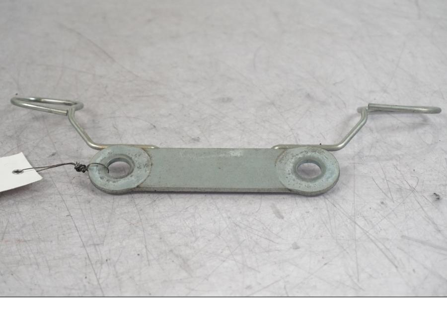 Baksidan på Fästplatta från en Suzuki VZ 800 -2000 motorcykel.