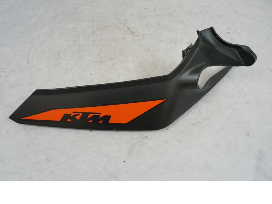 Framsidan på Bakvinge från en KTM 125 Duke -2022 motorcykel.