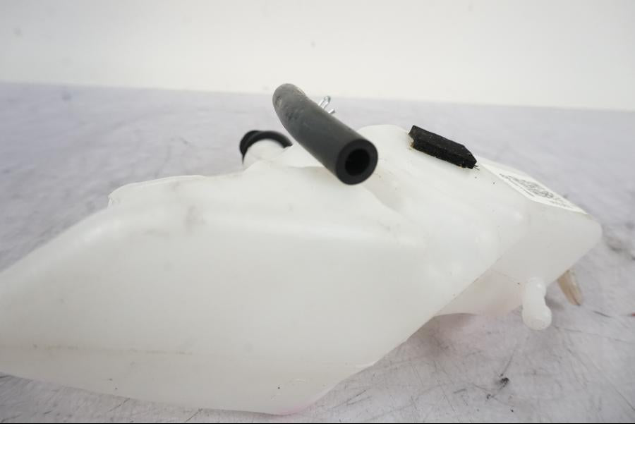 Höger sida på Vattenexpansionskärl från en KTM 1290 Super Duke R -2023 motorcykel.