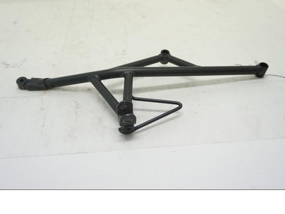 Framsidan på Fotpinnefäste från en Kawasaki Versys 650 -2008 motorcykel.