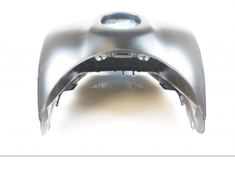 Snett uppifrån på Bensintank från en Yamaha MT-09 -2017 motorcykel.