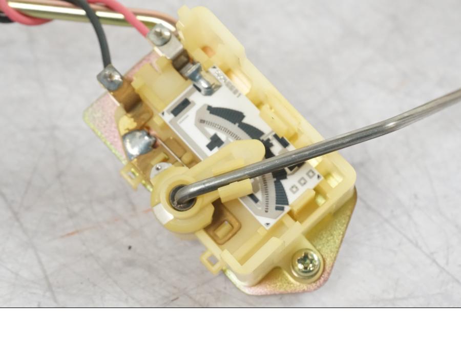 Baksidan på Bensintankgivare från en Suzuki GSX 1300 RX -1999 motorcykel.