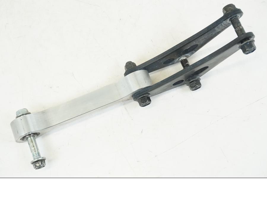 Baksidan på Stötdämparlänkage från en Yamaha MT-09 -2021 motorcykel.