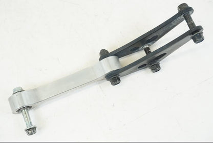 Baksidan på Stötdämparlänkage från en Yamaha MT-09 -2021 motorcykel.