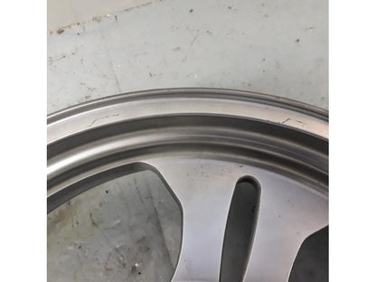 Vänster sida på Fälg från en Suzuki VZ 1600 -2005 motorcykel.