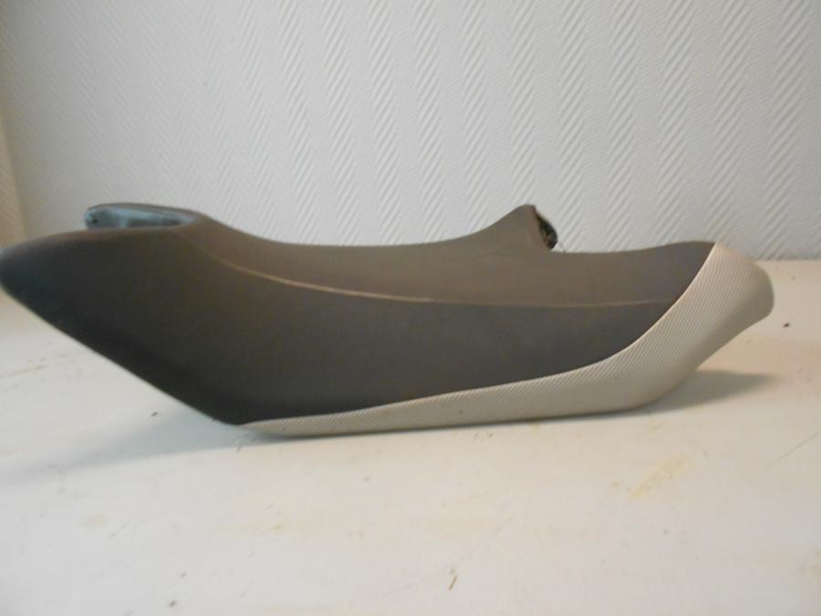 Vänster sida på Sadel från en Honda NC 750 S -2017 motorcykel.