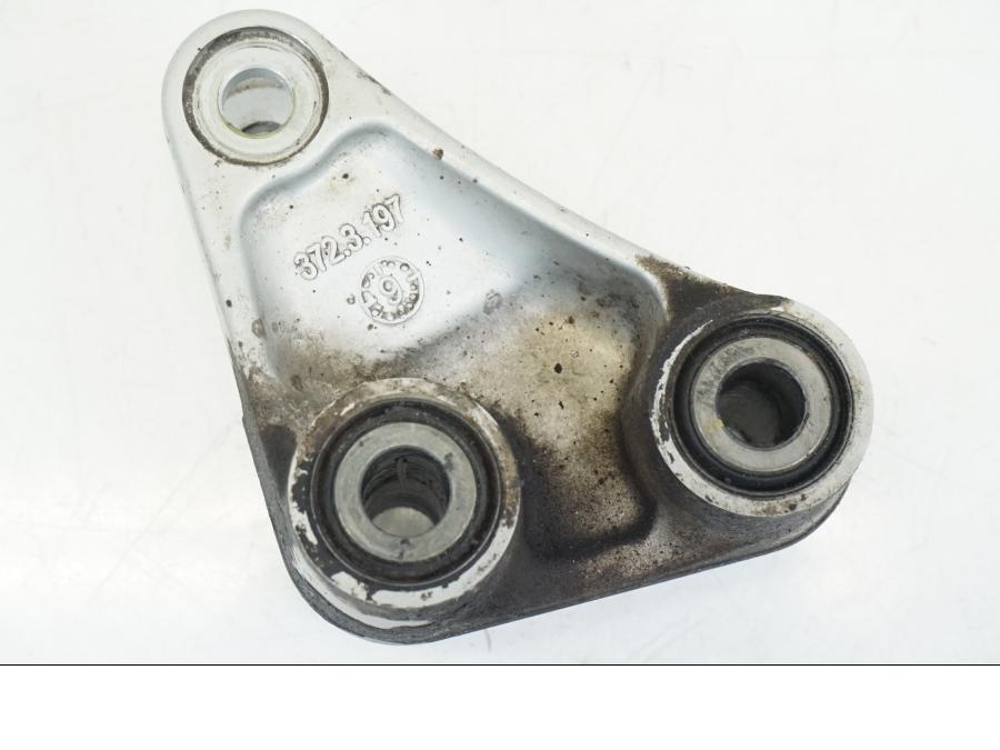 Snett nerifrån på Stötdämparlänkage från en Ducati Streetfighter V4 -2020 motorcykel.