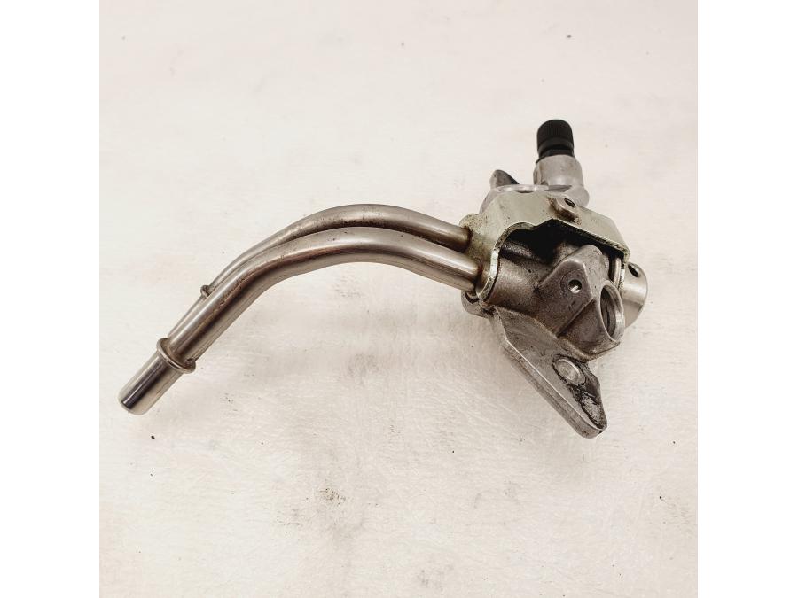 Baksidan på Fuel Rail från en H-D V-Rod 1130 -2005 motorcykel.