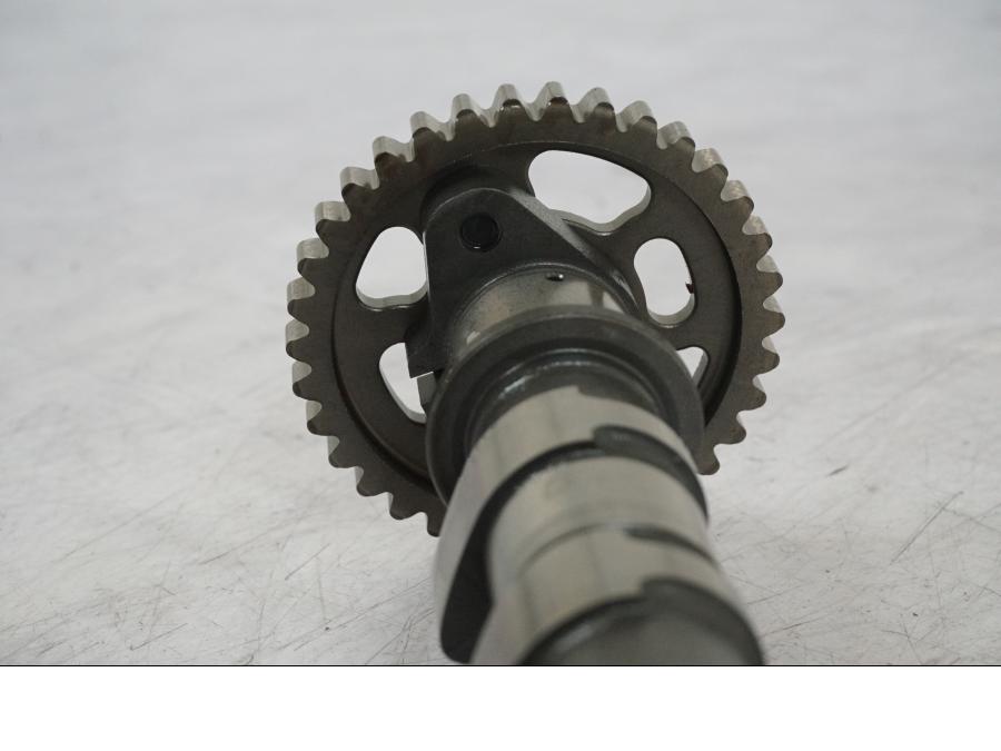 Snett uppifrån på Kamaxel från en Kawasaki Z 900 -2019 motorcykel.