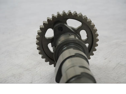 Snett uppifrån på Kamaxel från en Kawasaki Z 900 -2019 motorcykel.